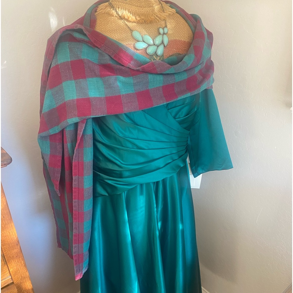 HOLIDAY PARTY GREEN SATIN MID CALF DRESS SZ 16 W/ 2 ACCESSORIES: SHAWL/NECKLACE